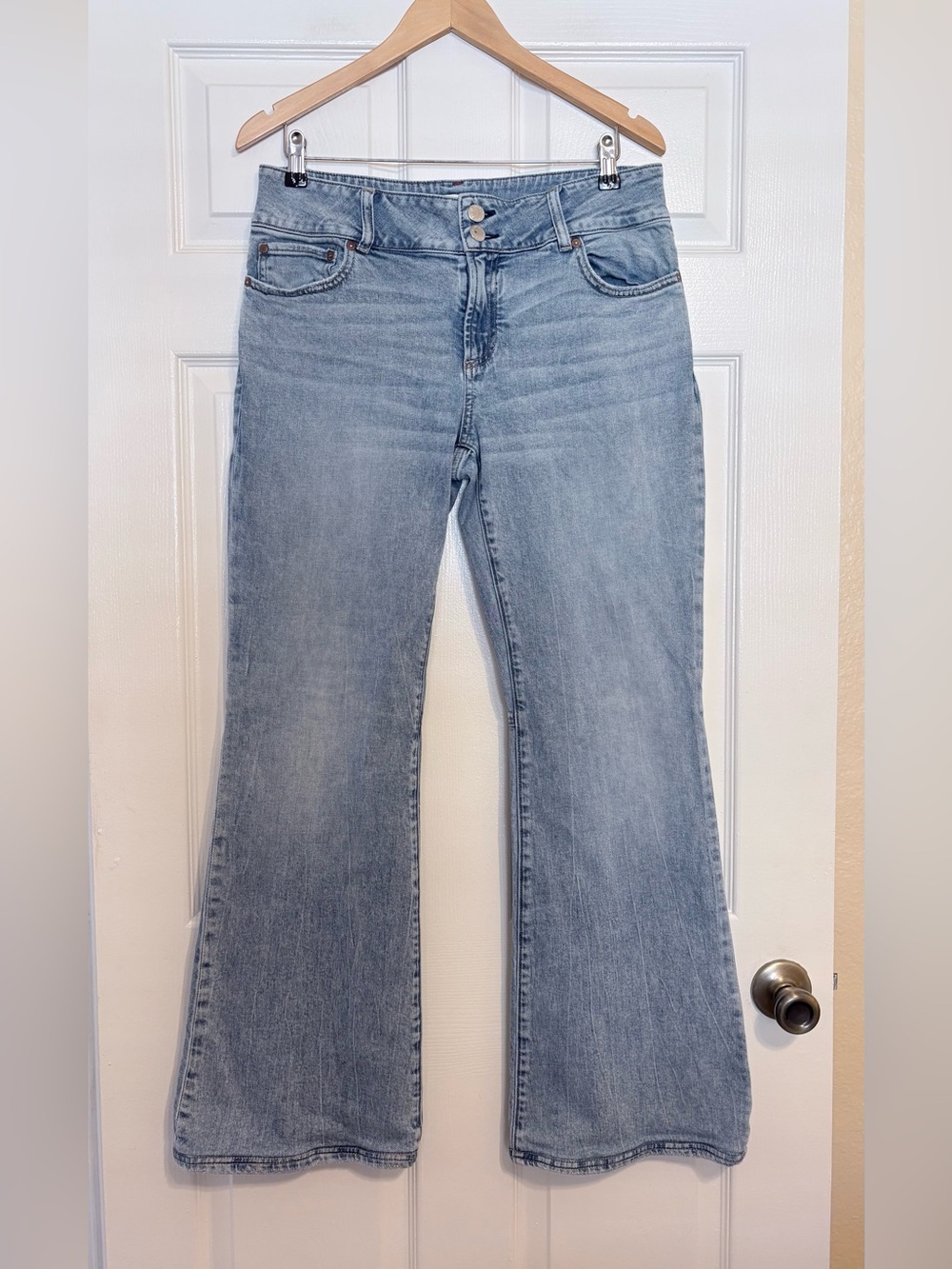 Alice + Olivia Stacey Low Rise Bell Bottom Jean in Bay Blue size 31 - Picture 3 of 8